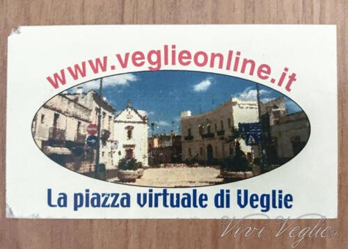 Uno degli adesivi che veniva consegnato in paese per promuovere il sito di Veglieonline.(Febbraio 2000)